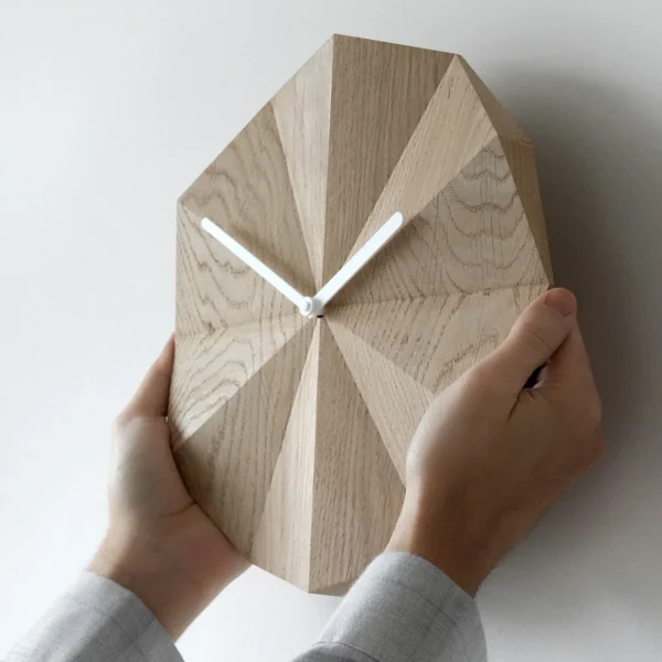 Delta clock oak design Shakir en Bryzek voor Lawa Design