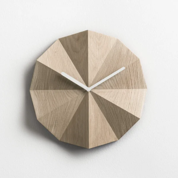 Delta clock oak design Shakir en Bryzek voor Lawa Design